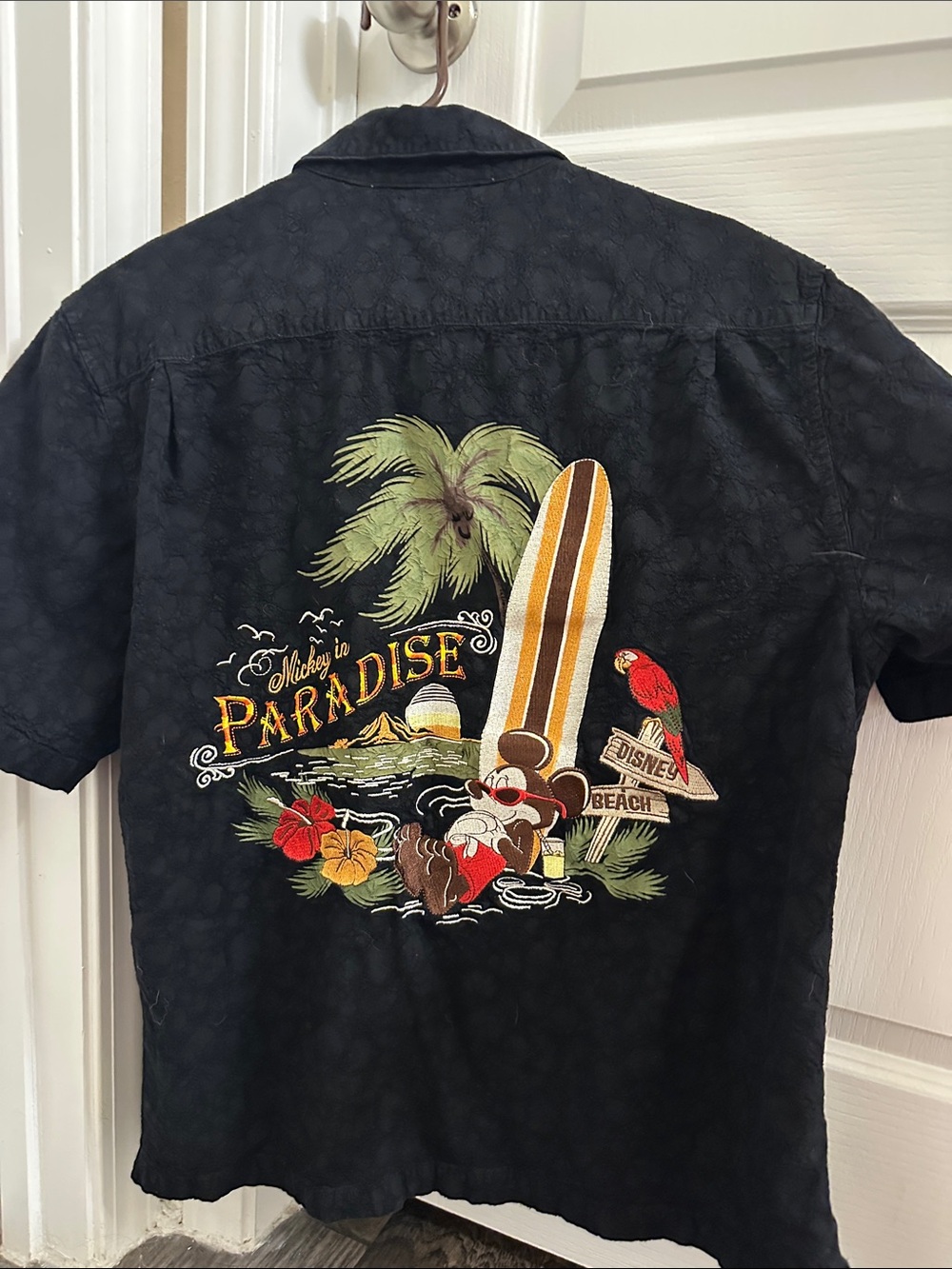 Disney Black Short-Sleeve Tropical Embroidered Button-Down Shirt size medium